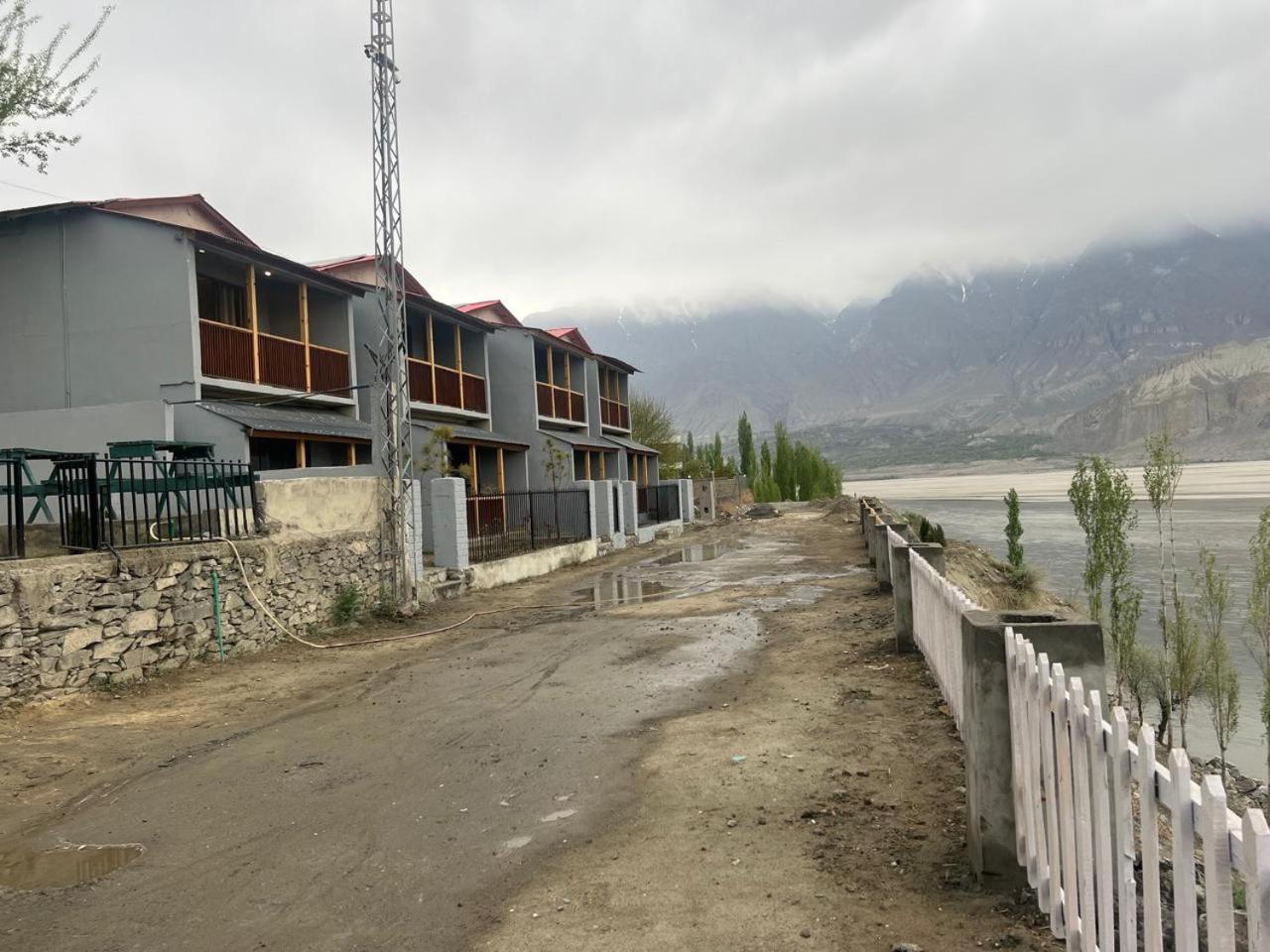 Eat And Read Hotel Skardu Exterior foto